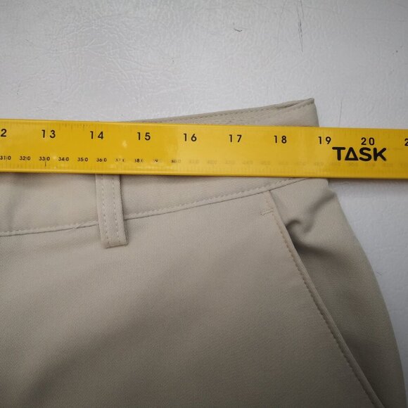 Izod Golf Men's Size 38 Cream Zipper & Button Closure Straight Fit Shorts - Picture 9 of 13